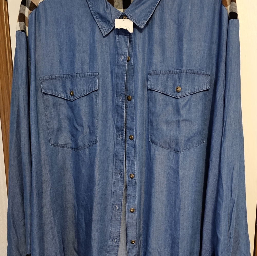 Womens denim type long sleeve shirt. Plus size 26 - 28